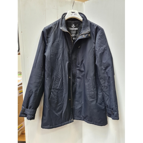 374 - A smart Threadbare padded coat in navy, with zip and poppers to front. Mens size XXL.