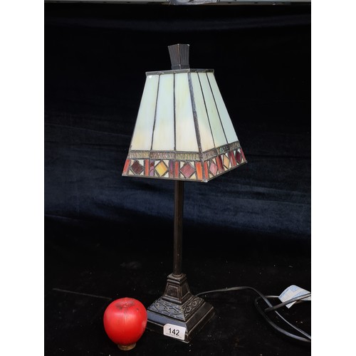 142 - A very pretty Tiffany style lamp featuring beige and red accents