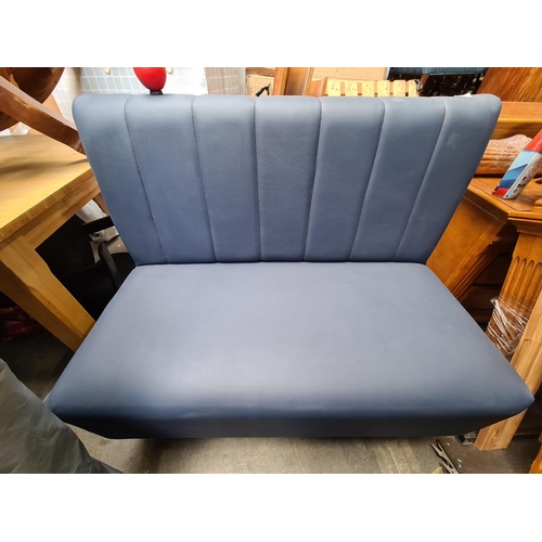 997 - A good clean booth commercial bench seat. MM: 105cm W x 94cm H x 64 D