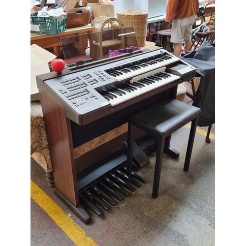 462 - Star lot : A superb Yamaha Electone EL-7 organ. Complete with stool