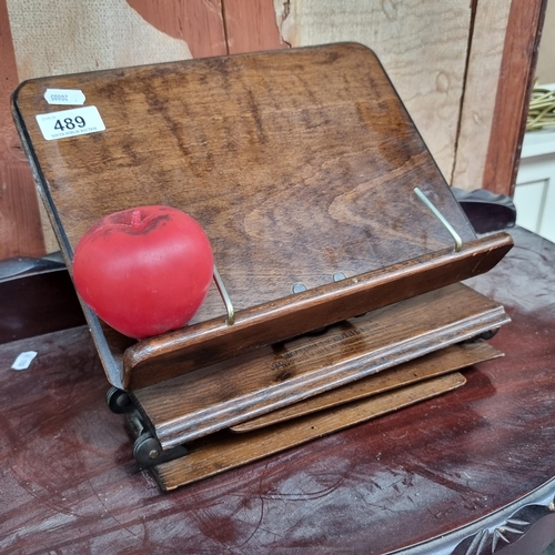 489 - A Victorian walnut extendable sheet music stand