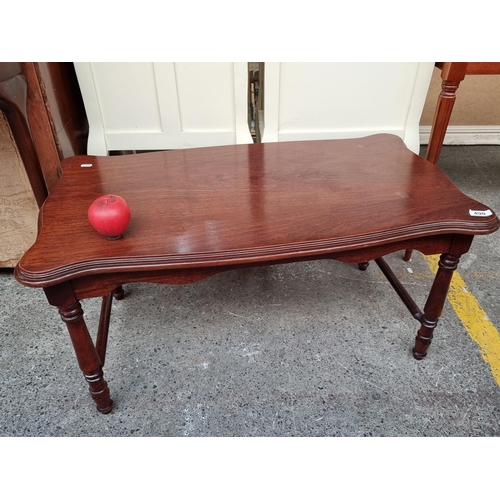 490 - A good mahogany coffee table boasting Queen Anne style apron and twisted legs