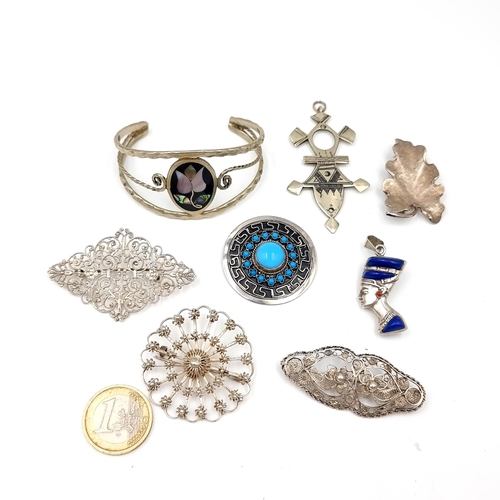 952 - A collection of sterling silver items consisting of four filigree brooches - Pins intact. Three pend... 