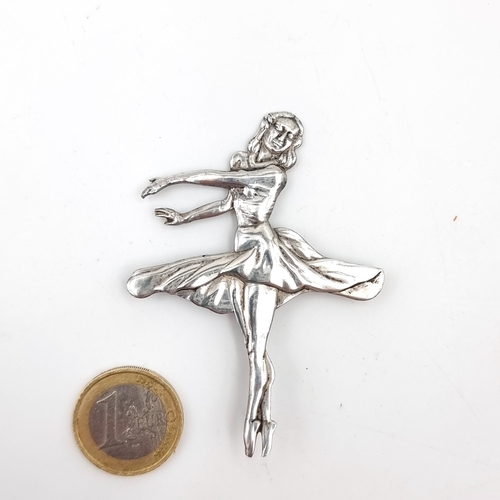 953 - A large sterling silver brooch in the form of a ballerina hallmarked Birmingham. Dimensions: 7 x 5 c... 