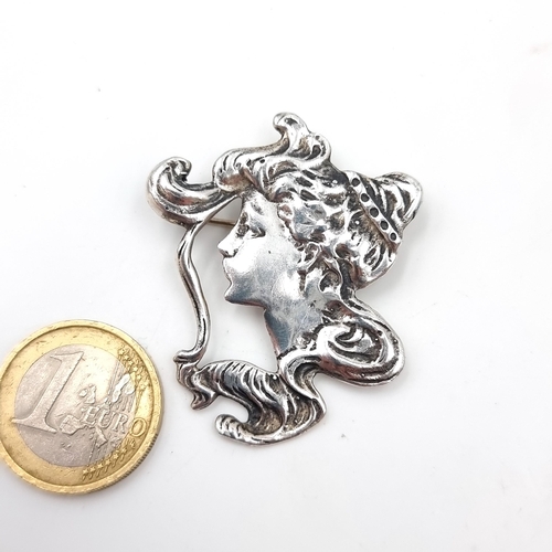 958 - A very nice example of an Art Nouveau lady in profile silver brooch. Dimensions - 4.5 x 3 cms. Weigh... 