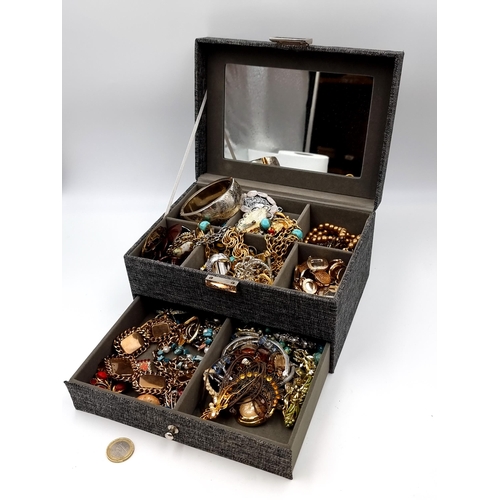 959 - A substantial collection of assorted jewellery of good quality consisting of rings, necklaces, brooc... 