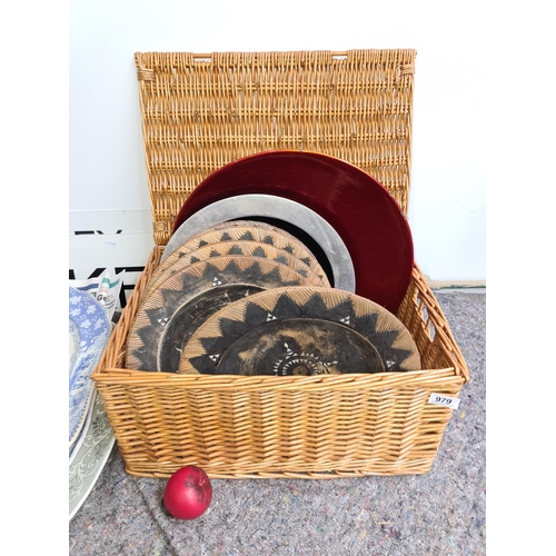 979 - A wicker picnic basket including eight good sized serving dishes, seven of which are African themed ... 