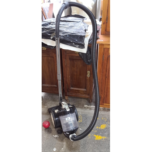 986 - A Beldray bagless cylinder vacuum cleaner.