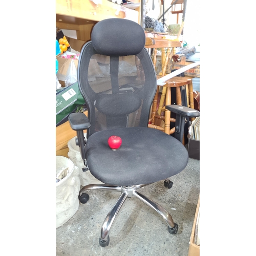 987 - A super comfortable office chair with adjustable height and swivel base providing excellent support ... 