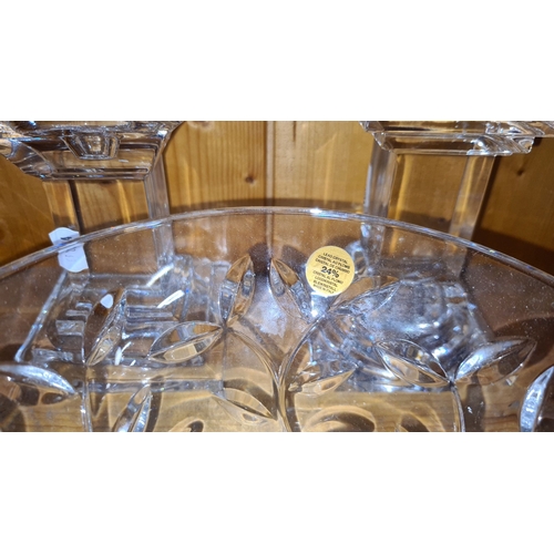 847 - Elegant assortment of crystal glassware including cut lead crystal bowls and decorative vases, with ... 