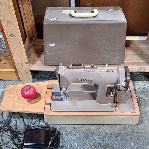 862 - Vintage Singer sewing machine, model BAK-13-II, 75 watts, made in Great Britain. Includes original c... 