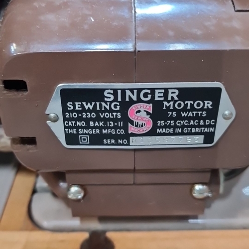 862 - Vintage Singer sewing machine, model BAK-13-II, 75 watts, made in Great Britain. Includes original c... 