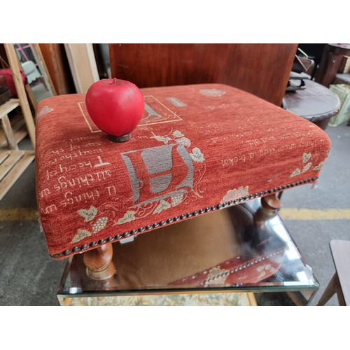 499 - Handsome footstool with short legs and embroidered fabric.