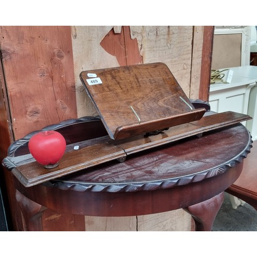 489 - A Victorian walnut extendable sheet music stand