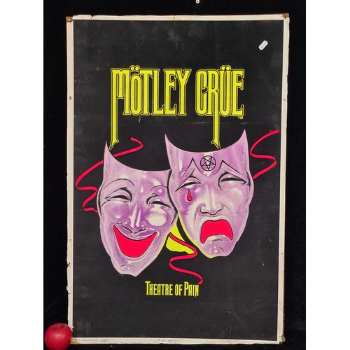 493 - Star Lot: A super cool large 1985 original Mötley Crüe, Theatre of Pain flocked velvet music poster ... 