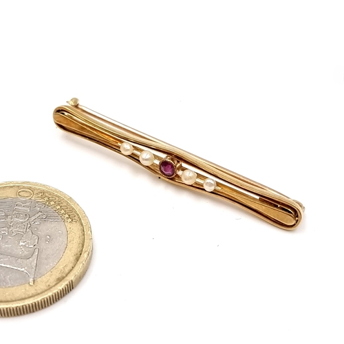 10 - A pretty vintage 15 carat gold ruby set bar brooch with seed pearl detail. Dimensions: L - 4 cms. To... 