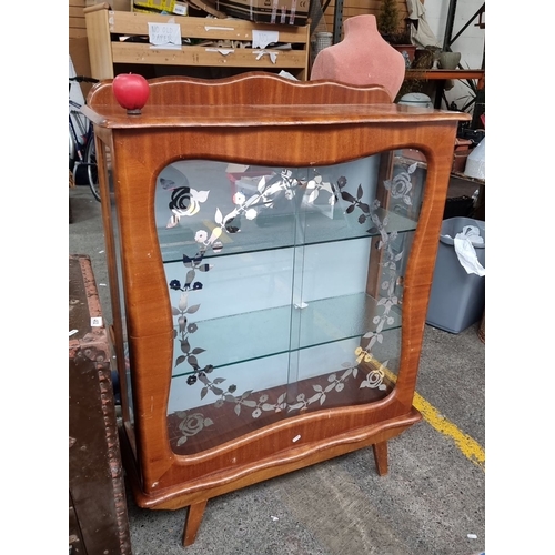 481 - A lovely mid-20th century wooden display cabinet with three shelving units and glass siding doors fe... 