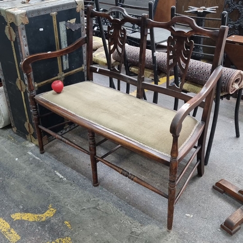 496 - A beautiful Edwardian mahogany two-seater bench with pierced slat backrest and upholstered seat. Thi... 