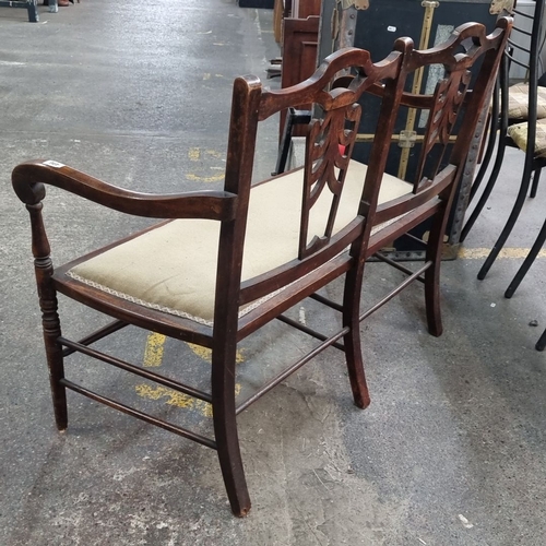 496 - A beautiful Edwardian mahogany two-seater bench with pierced slat backrest and upholstered seat. Thi... 