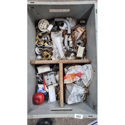 652 - Mixed lot of assorted plumbing and electrical hardware, including brass fittings, connectors, switch... 