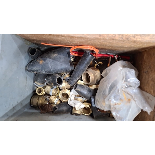 652 - Mixed lot of assorted plumbing and electrical hardware, including brass fittings, connectors, switch... 