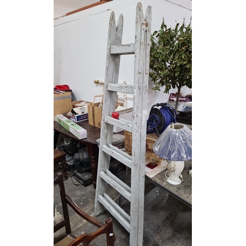 685 - A handy vintage wooden painter's adjustable ladder in a grey finish.