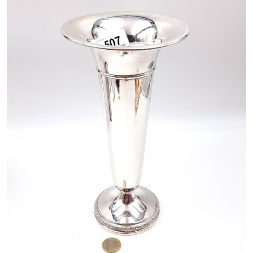 507 - A very nice example of a fluted flower vase in sterling silver with weighted base. Dimensions: H - 2... 