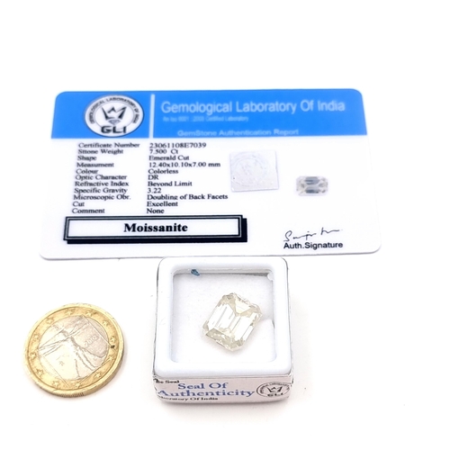 576 - A very bright moissanite stone of 7.5 carats. Comes with certificate of authenticity. Brand new from... 