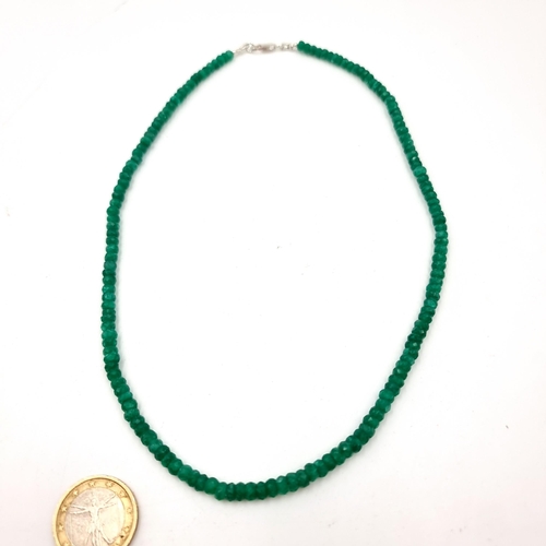 578 - Star lot : A very pretty graduated emerald necklace set with sterling silver claps. Length - 40 cms.... 