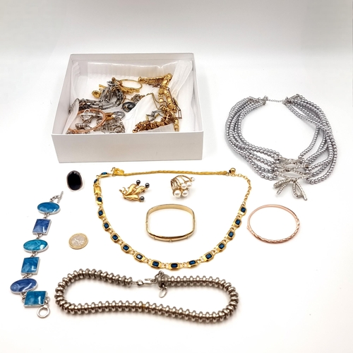 579 - A large assorted collection of costume jewellery consisting of necklaces, bracelets & rings. Items a... 