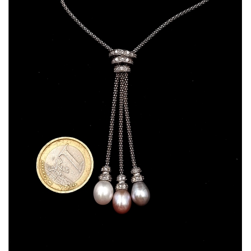 589 - A very pretty tassel style pearl rock necklace with gemstone setting set in sterling silver. Length ... 