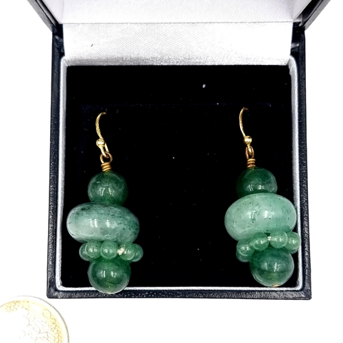 551 - A super pair of vintage carved jade drop earrings. Dimensions - 3 x 1.5 cms. Weight - 16.2 grams. Bo... 