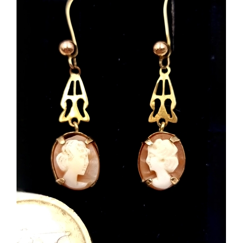 561 - A pair of lovey nine carat gold cameo drop pendant earrings - suitable for pierced ears. Drop - 1.5 ... 