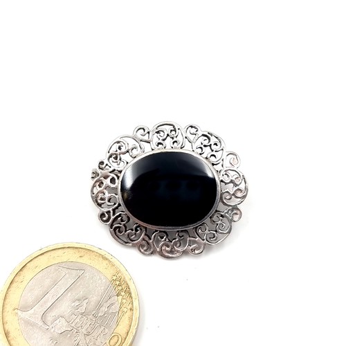 605 - A very pretty sterling silver antique onyx stone brooch. Dimensions: 2.5 x 2 cms. Weight - 5.33 gram... 