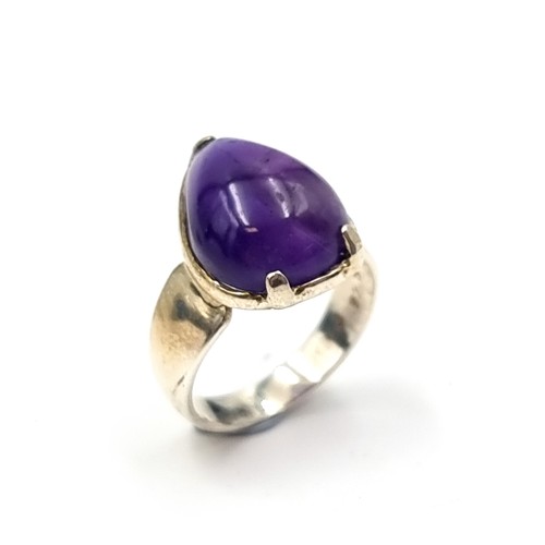 625 - An amethyst heart shaped sterling silver ring. Ring size - O. Weight - 5.3 grams.