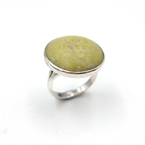 629 - A sterling silver circular polished quartz ring. Size - O. Weight - 6.73 grams.