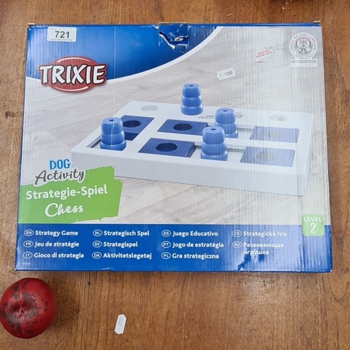 721 - A Trixie Dog Activity Strategy Game Chess, Level 2. Dimensions: 40 x 27 cm. Includes strategic puzzl... 