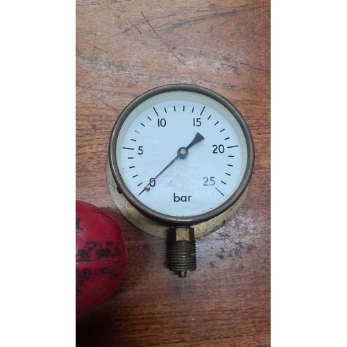 748 - A vintage brass pressure gauge with a measurement range of 0-25 bars.