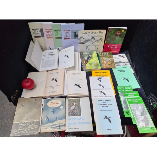 260 - A total of fifteen books and seven pamphlets all of Bird and Avian  interest. Including titles such ... 