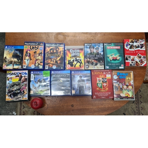 772 - A mixed lot of eighteen items, including PS 2 and PS4 games (The Urbz, The Lord of the Rings, Horizo... 