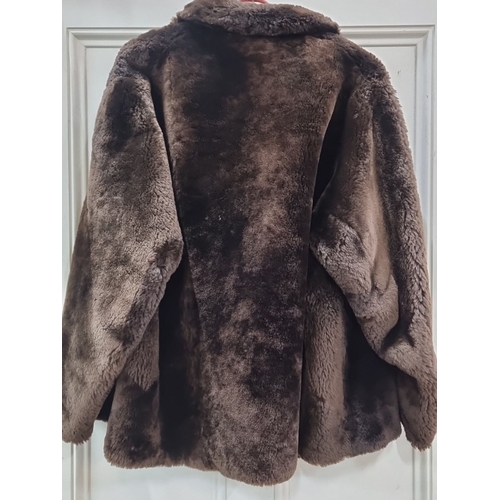 811 - A beautiful heavyweight vintage faux fur coat in rich brown, featuring a full lining and a classic c... 