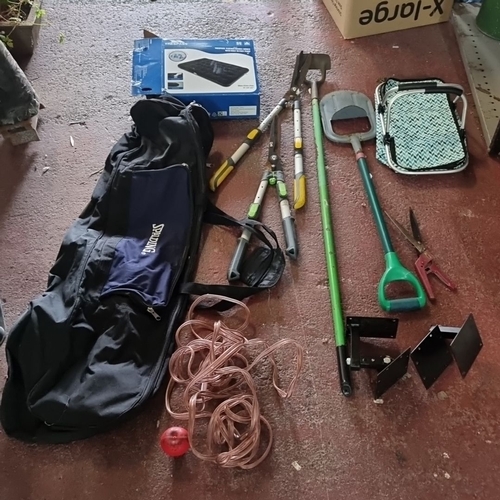 888 - A mixed lot including gardening tools, a golf bag, a length of cable, a pair of brackets, and a Tres... 