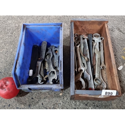 899 - A selection of assorted hand tools, including combination wrenches and other various spanners, house... 