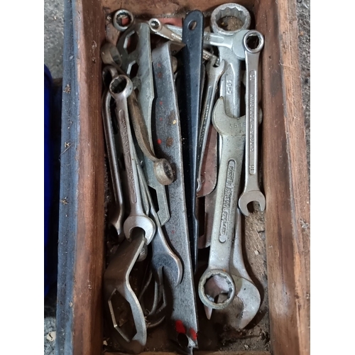 899 - A selection of assorted hand tools, including combination wrenches and other various spanners, house... 