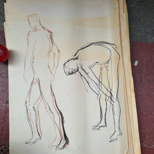 326 - A wonderful collection of original  Elizabeth Bonar (Irish b.1942 - d.2021) life drawing studies usi... 