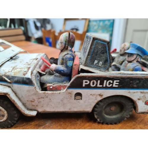 733 - A vintage DAIYA tin police jeep with figures, made in Japan. Marked 