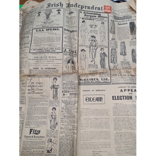 755 - A lovely vintage wooden crate containing vintage newspapers including The Irish Independent, Tuesday... 