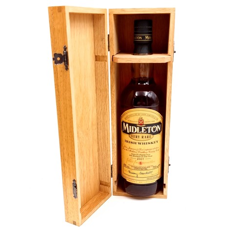 543 - Super Star Lot : A sealed 700CL bottle of Midleton Very Rare Irish Whiskey. Year - 2007. Signed by M... 