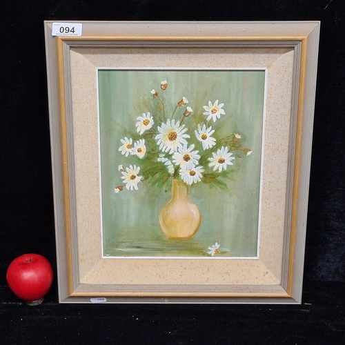 94 - A charming original oil on board painting. Features a still life botanical study of daisies. Rendere... 