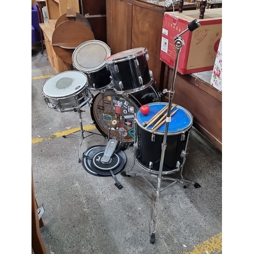 Star Lot A fantastic 5 piece drum kit featuring Pearl Protone drum heads complete with stands pe